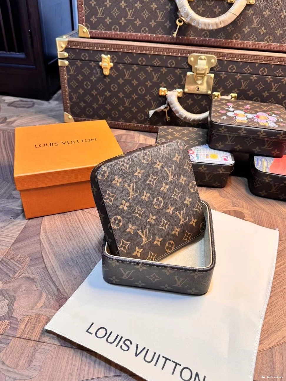 CUSTOM SQUARE CASE LV VANITY 0825